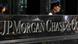 У входа в здание JP Morgan Chase в Нью-Йорке У входа в здание JP Morgan Chase в Нью-Йорке