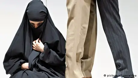 Symbolbild Eine Frau trägt Burka
