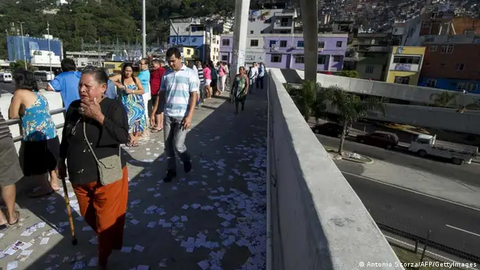 People queue before polling stations open in in Rio de Janeiro's Rocinha shantytown in October 2012 municipal elections (Photo: Antonio Scorza)