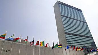 Pamje nga jashtë e godinës së selisë qendrore të OKB-së në Nju Jork me flamujt e vendeve anëtare të organizatës