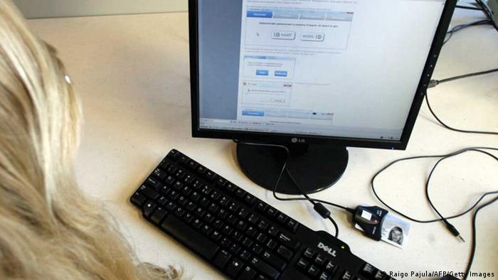 Женщина в Таллине сидит перед компьютером