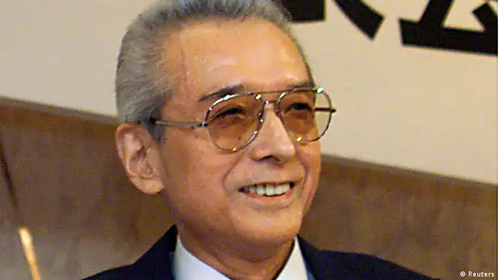 Japanese game maker Nintendo President Hiroshi Yamauchi attends a news conference in Tokyo in this May 12, 1999 file photo. Yamauchi, who built the company into a video game giant from a maker of playing cards during more than half a century at the helm, died on September 19, 2013 of pneumonia, the company said. He was 85. REUTERS/Files (JAPAN - Tags: BUSINESS HEADSHOT)