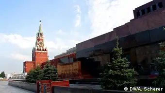 Blick auf Moskauer Kreml vom Roten Platz. Blickrichtung Südost. Mit dem Lenin-Mausoleum und dem Erlöser-Turm. Copyright: DW/Alexander Scherer Aufgenommen am 01.08.2013.