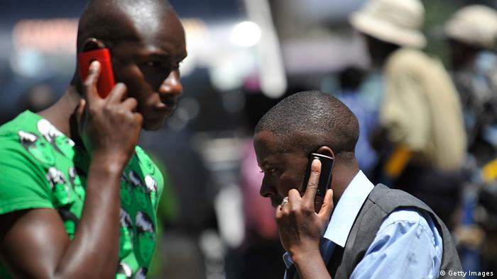 Männer mit Handys in Nairobi, Kenia (Foto: AFP)