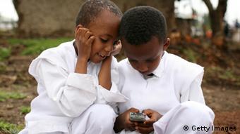 Zwei äthiopische Jungen mit Handy (Foto: Getty Images)