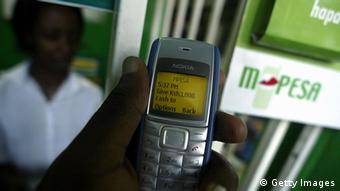 Ein Afrikaner überweist Geld per Handy (Foto: AFP)