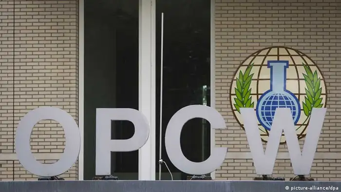 epa03875660 (FILE) A file picture dated 31 August 2013 shows the logo of the Organization for the Prohibition of Chemical Weapons (OPCW) outside its building in The Hague, The Netherlands. The OPCW has received a declaration from Syria on the country's chemical weapons arsenal, a spokesman said on 20 September 2013. EPA/EVERT-JAN DANIELS *** Local Caption *** 50975436 +++(c) dpa - Bildfunk+++