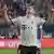 Bayerns Bastian Schweinseiger bejubelt den fünften Saisonsieg gegen Schalke 04. (Foto: dpa)