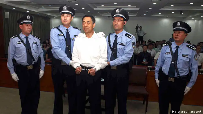 In this photo released by the Jinan Intermediate People's Court, fallen politician Bo Xilai, center, is handcuffed and held by police officers as he stands at the court in Jinan, in eastern China's Shandong province Sunday, Sept. 22, 2013. The Chinese court convicted Bo on charges of taking bribes, embezzlement and abuse of power and sentenced him to life in prison, capping one of the country's most lurid political scandals in decades. (AP Photo/Jinan Intermediate People's Court) ***FREI FÜR SOCIAL MEDIA***