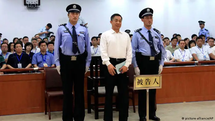 In this photo released by the Jinan Intermediate People's Court, Bo Xilai, center, who was tried last month on charges of taking bribes, embezzlement and abuse of power, stands inside the court in Jinan, in eastern China's Shandong province, Sunday, Sept. 22, 2013. The Chinese court convicted the fallen politician of corruption and sentenced him to life in prison. (AP Photo/Jinan Intermediate People's Court) ***FREI FÜR SOCIAL MEDIA***