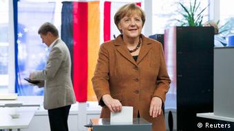 La canciller, Angela Merkel, posó también con su boleta.