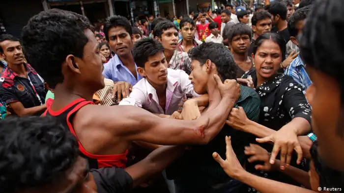 Garment workers clash with locals, who they believe are supporting the garment factory owners, during a protest in Dhaka September 23, 2013. More than 100 Bangladeshi garment factories were forced to shut on Monday as thousands of workers protested to demand a $100 a month minimum wage and about 50 people were injured in clashes, police and witnesses said. REUTERS/Andrew Biraj (BANGLADESH - Tags: CIVIL UNREST BUSINESS TEXTILE)