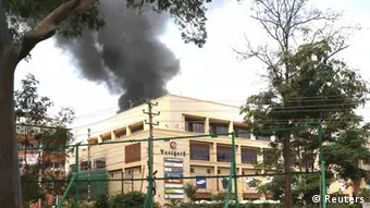 Smoke rises over Westgate shopping centre after an explosion in Nairobi, September 23, 2013. Powerful explosions sent thick smoke billowing from the Nairobi mall where militants from Somalia's al Qaeda-linked al Shabaab group threatened to kill hostages on the third day of a raid in which at least 59 have already died. REUTERS/Karel Prinsloo (KENYA - Tags: CIVIL UNREST CRIME LAW) ***FREI FÜR SOCIAL MEDIA***