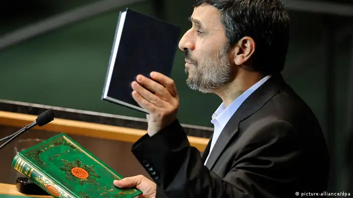 Irans Präsident Mahmoud Ahmadinedschad mit Koran in der Hand vor der UN-Vollversammlung (Foto: EPA/ANDREW GOMBERT)