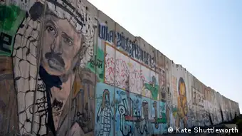 A portrait of Yasser Arafat is painted on the separation wall at Qalandiya checkpoint on the West Bank. Rechte: Kate Shuttleworth Quelle: Die Reporterin Kate Shuttleworth hat das Bild im Auftrag der DW gemacht. Rechte unbeschränkt.