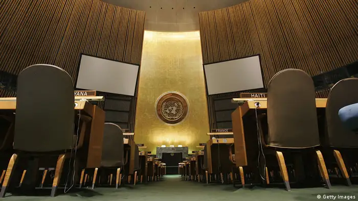 Leere Stühle im Sitzungssaal der UN-Vollversammlung (Foto: Chris Hondros/Getty Images)