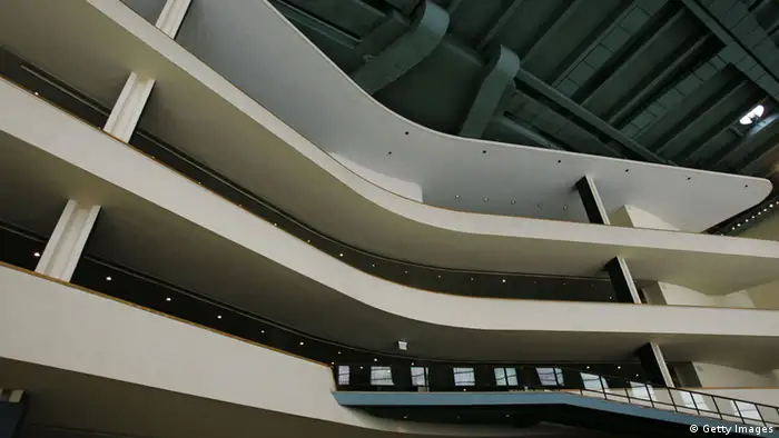 Die weiße, geschwungene Galerie iin der Lobby des UN-Hauptquartiers. (Foto: Chris Hondros/Getty Images)


