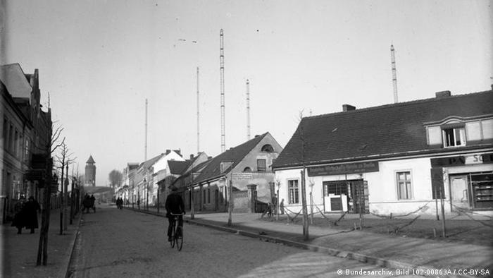 Königs Wusterhausen.- Straßenbild mit Radfahrer, im Hintergrund die Funktürme. Datum: 1926 Fotograf: Unbekannt