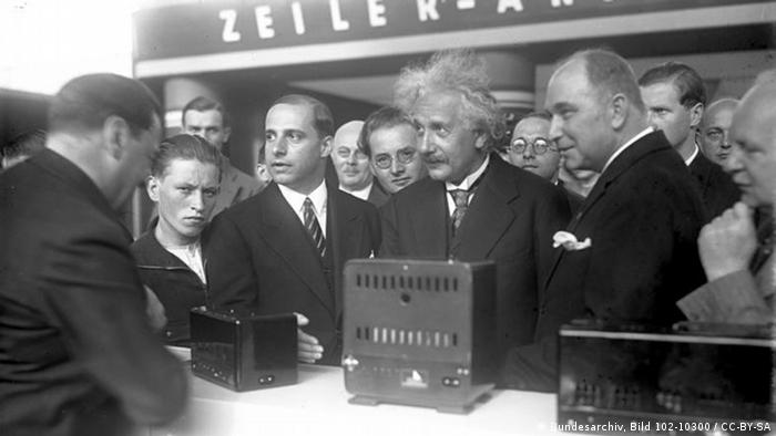 Feierliche Eröffnung der VII. grossen Funk-Ausstellung am Kaiserdamm in Berlin. Prof. Einstein besichtigt Radioapparate. Datum: August 1930 Fotograf: Unbekannt