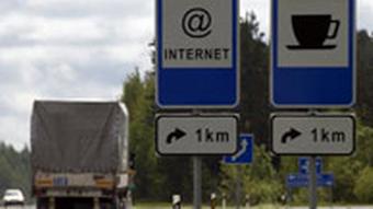 Estland: An der Fernverkehrsstraße weisen Schilder auf ein Cafe und Internetzugang hin, Foto: dpa