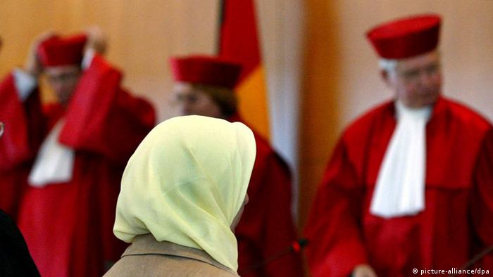 Frau mit Kopftuch vor Bundesrichtern (Foto: Uli Deck dpa/lsw)