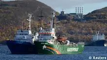 Greenpeace Schiff wird nach Murmansk gezogen