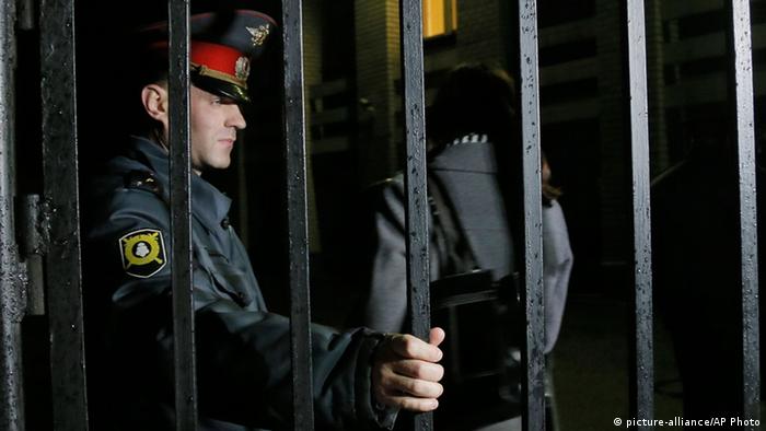 Российский полицейский у решетки в здании мурманского суда