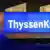 Ein beleuchtetes ThyssenKrupp-Logo vor der ThyssenKrupp-Zentrale (Foto: dpa)