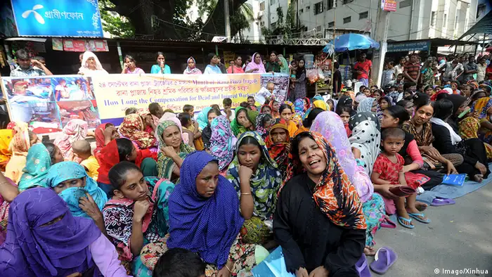 Bildnummer: 60521243 Datum: 24.09.2013 Copyright: imago/Xinhua (130924) -- DHAKA, Sept. 24, 2013 (Xinhua) -- Garment workers stage a rally in front of the National Press Club in Dhaka, Bangladesh, Sept. 24, 2013. Relatives of the missing garment workers of the Rana Plaza collapse staged a demonstration demanding proper compensation five months after the accident on April 24 leaving at least 1,130 workers dead. (Xinhua/Shariful Islam) BANGLADESH-DHAKA-COLLAPSE-RALLY PUBLICATIONxNOTxINxCHN xns x0x 2013 quer 60521243 Date 24 09 2013 Copyright Imago XINHUA Dhaka Sept 24 2013 XINHUA Garment Workers Stage a Rally in Front of The National Press Club in Dhaka Bangladesh Sept 24 2013 Relatives of The Missing Garment Workers of The Rana Plaza Collapse staged a Demonstration demanding Proper Compensation Five MONTHS After The accident ON April 24 leaving AT least 1 130 Workers Dead XINHUA Shariful Islam Bangladesh Dhaka Collapse Rally PUBLICATIONxNOTxINxCHN xns x0x 2013 horizontal