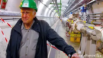 ARCHIV - Handout zeigt den britischen Physiker Peter Higgs von der Universität Edinburgh am 05.04.2008 im Ringbeschleuniger LHC (Large Hadron Collider)des Europäischen Kernforschungszentrums (CERN) in Genf. Sie jagen fast so schnell um die Erde, wie die Partikel im größten Teilchenbeschleuniger der Welt: Gerüchte um das Higgs-Boson, das noch fehlende Puzzleteil im Modell der Materie. Nun gibt es Neuigkeiten. Benannt nach dem britischen Physiker Peter Higgs (82), der es 1964 vorhersagte, wird das Boson (Teilchen) seit Jahren im CERN mit Hilfe des weltgrößten Teilchenbeschleunigers gesucht. EPA/Alan Wal / UNIVERSITY OF EDINBURGH HANDOUT HANDOUT, NO SALES, MANDATORY CREDIT EDITORIAL USE ONLY (zu dpa:Die Weltmaschine wird aufgerüstet - Suche nach der dunklen Materie vom 08.08.2013) +++(c) dpa - Bildfunk+++