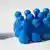 Symbolbild zum Thema Gruppe mit Anführer: Blaue Spielfiguren stehen aufgereiht vor einem einzelnen roten Spielsteinchen auf einem Podest. Aufnahme vom 05.05.2009. Foto: Robert B. Fishman +++(c) dpa - Report+++
