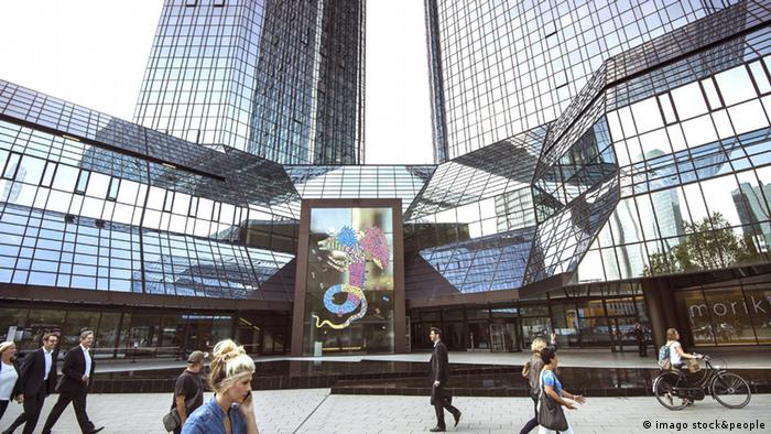 Graffiti Deutsche Bank Frankfurt am Main (imago stock&people)