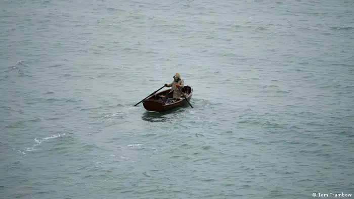 Mensch in einem Ruderboot auf dem Wasser (Tom Trambow)