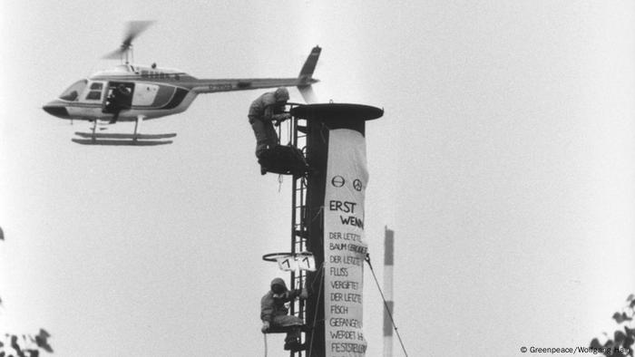 1981: Greenpeace activists climb the chimney of the Boehringer chemical plant in Hamburg.