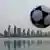 Ein Fußball vor der Skyline von Doha, der Hauptstadt von Katar. Katar wird die Fifa Fußball-Weltmeisterschaft im Jahr 2022 ausrichten (Photo: Frank Rumpenhorst dpa)