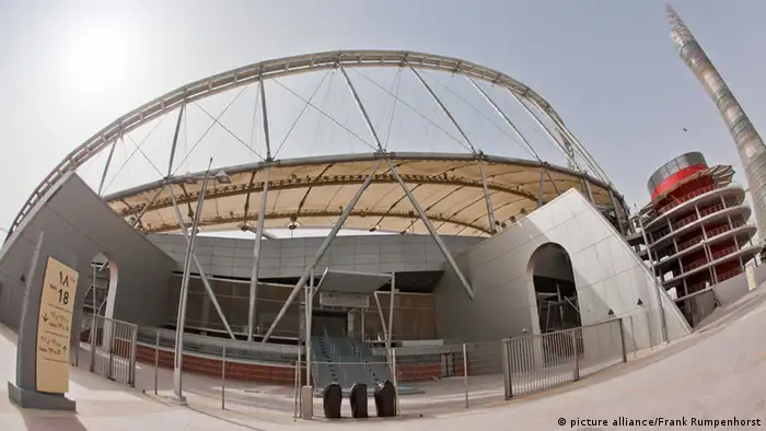 Blick auf Khalifa International Stadium und den 318 Meter hohen Aspire Tower (r) in Doha, der Hauptstadt von Katar, aufgenommen am 13.05.2011. Es ist das Nationalstadion von Katar und wurde im Jahr 1976 eröffnet. Es fasst haute nach der Renovierung im Jahr 2005 etwa 50.000 Zuschauer. Katar wird die Fifa Fußball-Weltmeisterschaft im Jahr 2022 ausrichten -- View of the Khalifa International Stadium and the 318 metre high Aspire Tower (right) in Doha, the capital city of Qatar, taken May 13, 2011. The stadium was inaugurated in 1976 and has a capacity of some 50.000 spectators after renovation in 2005. Qatar is to host the Fifa World Cup in the year 2022. Photo: Frank Rumpenhorst dpa