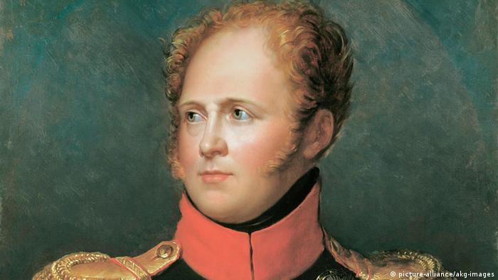 александровка в германии история. 17118373 303. александровка в германии история фото. александровка в германии история-17118373 303. картинка александровка в германии история. картинка 17118373 303. В северной части Потсдама есть место столь русское, какой даже сама Россия никогда не была. Тринадцать типично русских изб, щедро украшенных резьбой, стоят здесь одна возле другой и позади каждой — большой фруктовый сад. Некоторые дома красуются в несколько этажей, а те, что поскромнее, рассредоточены по краям. Кто-то торгует здесь огурцами, кто-то — яблоками. В затесавшемся меж построек кафе подают солянку. Построены эти дома были в 1826 году. Аутентичными они не были никогда.Поселок называется Александровкой, поскольку построен по приказу прусского короля Фридриха Вильгельма III в память о царе Александре I, которым его связывали переменчивые отношения — они были и друзьями, и врагами. В 1812 году король Пруссии взял в плен 62 русских солдата и доставил в Потсдам. Говорят, его тронули их меланхоличные напевы,они стали его солдатским хором и сопровождали прусское войско, развлекая его «песнями с тамбурином и маленькими колокольчиками». Когда Россия и Пруссия стали друзьями, солдаты так и остались при королевском дворе в Потсдаме — царь преподнес их Фридриху Вильгельму в качестве подарка. Ради оставшейся дюжины человек и построили Александровку. Ансамбль срубов, украшенных резными орнаментами, флюгерами, зубчатыми фризами. Этот фронтон принадлежит самому великолепному дому в центре поселка — в нем жил смотритель колонии.Король лично разработал вместе с Петером Йозефом фон Ленне план поселка, имеющий форму ипподрома, рассеченного Андреевским крестом; часть домов стоят напротив друг друга, другие на большом расстоянии.Каждый из певцов русского солдатского хора получил собственный дом со всем хозяйством — вплоть до глиняных горшков, огромным садом, огородом и коровой. От уплаты налогов они были освобождены. Идея была возвышенной, вот только не слишком функциональной. Солдаты не были крестьянами, они не могли себя обеспечивать, прилично выпивали и все чаще слали просительные письма. Вскоре им было разрешено зарабатывать деньги иначе: они стали сдавать комнаты тем берлинцам, что летом стремились попасть в иной, фольклорный мир.За каждым домом простирается большой участок, с которого солдатские певцы должны были кормиться.Курьез не только в том, что в социальном плане поселок не действовал. По сути, в нем есть что-то от Диснейленда; это не русская, а потемкинская деревня: сами срубы таковыми не являются, а представляют собой фахверковые дома, обитые деревом. Деревянная резьба не является традиционно крестьянской, а берет свое начало, скорее, в романтических идеях XIX века. Ее прообразом послужила другая образцовая деревня под Санкт-Петербургом — Глазово. Даже членение чудесного фасада не аутентично и не практично: там, где обозначен главный вход, войти в дом, как правило, невозможно — можно только сбоку. Так что не всегда можно выйти прямо на веранду. Не случайно позднее баварский Король Людвиг II построил Нойшванштайн, идеализированный рыцарский замок: романтика, идеализация сельской жизни и средневековья оставили отпечаток на времени и его искусствах. Так что Александровка соотносится не столько с Россией, сколько с эпохой, в которую возникла.Так выглядела деревня между 1928 и 1944 годами, запечатленная Максом Бауэром.В то время, как одни дома имеют два этажа, другие (особенно те, что по краям поселка) выглядят скромнее. Принцип, однако, один и тот же: имитация сруба и традиционного декора плюс фантазия.На холме возвышается выкрашенный в умилительный розовый цвет православный храм Александра Невского, построенный вместе с поселком и для него предназначенный. Внутри мерцают русские иконы, пахнет ладаном и звучит запись мужского хора.Некогда Александровка была популярным туристическим объектом, но со временем дела пошли все хуже. Хотя архитектурный ансамбль еще во времена ГДР был взят под охрану памятников, сохранился он плохо. Отдельные дома постепенно пришли в упадок, территория заросла, была застроена садовыми домиками. Позже через деревню чуть было не проложили трамвайную линию — сейчас она ее огибает.После объединения Германии инициативы по охране памятников докатились и до деревни. В одном из домов был открыт музей, снова были вытащены на свет божий старинные планы Ленне. Вместо 574 старых фруктовых деревьев были посажены новые. В роскошном доме смотрителя сегодня обосновалось кафе. Большинство домов стали частными — в трех из них до 2013 года еще жили потомки тех самых певцов солдатского хора (с давних пор эти дома не разрешается продавать, а только передавать по наследству, причем по прямой мужской линии). В одном из домов был создан чудесный маленький музей. Так что сегодня Александровка снова превратилась в нарядную идиллию. В жаркие летние дни случается непомерно широкому туристическому автобусу проехать по длинным и обычно пустынным улицам, пересекающимся в виде Андреевского креста. В остальном кажется, что время здесь остановилось. Но это, в сущности, время, которого никогда не было. александровка в германии история. 17118373 303. александровка в германии история фото. александровка в германии история-17118373 303. картинка александровка в германии история. картинка 17118373 303. В северной части Потсдама есть место столь русское, какой даже сама Россия никогда не была. Тринадцать типично русских изб, щедро украшенных резьбой, стоят здесь одна возле другой и позади каждой — большой фруктовый сад. Некоторые дома красуются в несколько этажей, а те, что поскромнее, рассредоточены по краям. Кто-то торгует здесь огурцами, кто-то — яблоками. В затесавшемся меж построек кафе подают солянку. Построены эти дома были в 1826 году. Аутентичными они не были никогда.Поселок называется Александровкой, поскольку построен по приказу прусского короля Фридриха Вильгельма III в память о царе Александре I, которым его связывали переменчивые отношения — они были и друзьями, и врагами. В 1812 году король Пруссии взял в плен 62 русских солдата и доставил в Потсдам. Говорят, его тронули их меланхоличные напевы,они стали его солдатским хором и сопровождали прусское войско, развлекая его «песнями с тамбурином и маленькими колокольчиками». Когда Россия и Пруссия стали друзьями, солдаты так и остались при королевском дворе в Потсдаме — царь преподнес их Фридриху Вильгельму в качестве подарка. Ради оставшейся дюжины человек и построили Александровку. Ансамбль срубов, украшенных резными орнаментами, флюгерами, зубчатыми фризами. Этот фронтон принадлежит самому великолепному дому в центре поселка — в нем жил смотритель колонии.Король лично разработал вместе с Петером Йозефом фон Ленне план поселка, имеющий форму ипподрома, рассеченного Андреевским крестом; часть домов стоят напротив друг друга, другие на большом расстоянии.Каждый из певцов русского солдатского хора получил собственный дом со всем хозяйством — вплоть до глиняных горшков, огромным садом, огородом и коровой. От уплаты налогов они были освобождены. Идея была возвышенной, вот только не слишком функциональной. Солдаты не были крестьянами, они не могли себя обеспечивать, прилично выпивали и все чаще слали просительные письма. Вскоре им было разрешено зарабатывать деньги иначе: они стали сдавать комнаты тем берлинцам, что летом стремились попасть в иной, фольклорный мир.За каждым домом простирается большой участок, с которого солдатские певцы должны были кормиться.Курьез не только в том, что в социальном плане поселок не действовал. По сути, в нем есть что-то от Диснейленда; это не русская, а потемкинская деревня: сами срубы таковыми не являются, а представляют собой фахверковые дома, обитые деревом. Деревянная резьба не является традиционно крестьянской, а берет свое начало, скорее, в романтических идеях XIX века. Ее прообразом послужила другая образцовая деревня под Санкт-Петербургом — Глазово. Даже членение чудесного фасада не аутентично и не практично: там, где обозначен главный вход, войти в дом, как правило, невозможно — можно только сбоку. Так что не всегда можно выйти прямо на веранду. Не случайно позднее баварский Король Людвиг II построил Нойшванштайн, идеализированный рыцарский замок: романтика, идеализация сельской жизни и средневековья оставили отпечаток на времени и его искусствах. Так что Александровка соотносится не столько с Россией, сколько с эпохой, в которую возникла.Так выглядела деревня между 1928 и 1944 годами, запечатленная Максом Бауэром.В то время, как одни дома имеют два этажа, другие (особенно те, что по краям поселка) выглядят скромнее. Принцип, однако, один и тот же: имитация сруба и традиционного декора плюс фантазия.На холме возвышается выкрашенный в умилительный розовый цвет православный храм Александра Невского, построенный вместе с поселком и для него предназначенный. Внутри мерцают русские иконы, пахнет ладаном и звучит запись мужского хора.Некогда Александровка была популярным туристическим объектом, но со временем дела пошли все хуже. Хотя архитектурный ансамбль еще во времена ГДР был взят под охрану памятников, сохранился он плохо. Отдельные дома постепенно пришли в упадок, территория заросла, была застроена садовыми домиками. Позже через деревню чуть было не проложили трамвайную линию — сейчас она ее огибает.После объединения Германии инициативы по охране памятников докатились и до деревни. В одном из домов был открыт музей, снова были вытащены на свет божий старинные планы Ленне. Вместо 574 старых фруктовых деревьев были посажены новые. В роскошном доме смотрителя сегодня обосновалось кафе. Большинство домов стали частными — в трех из них до 2013 года еще жили потомки тех самых певцов солдатского хора (с давних пор эти дома не разрешается продавать, а только передавать по наследству, причем по прямой мужской линии). В одном из домов был создан чудесный маленький музей. Так что сегодня Александровка снова превратилась в нарядную идиллию. В жаркие летние дни случается непомерно широкому туристическому автобусу проехать по длинным и обычно пустынным улицам, пересекающимся в виде Андреевского креста. В остальном кажется, что время здесь остановилось. Но это, в сущности, время, которого никогда не было.