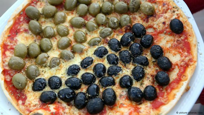 Pizza aux olives noires et vertes