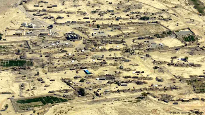 (130927) -- AWARAN, Sept. 27, 2013 () -- Photo taken on Sept. 27, 2013 shows an aerial view of areas affected by the earthquake in the district of Awaran in southwest Pakistan's Balochistan province. A total of 355 people have been killed and 619 others injured in the 7.7-maganitude earthquake that rocked southwest Pakistan's Balochistan province on Tuesday afternoon, according to a press briefing released by Pakistan's National Disaster Management Authority (NDMA) on Thursday evening. (/Mohammad)