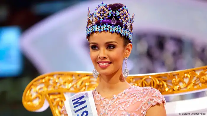 epa03887547 Newly crowned Miss World 2013, Megan Young (C) of Philippines poses on stage during the grand finale of the Miss World 2013 beauty pageant held at Bali Nusa Dua in Bali, Indonesia, 28 September 2013. EPA/MADE NAGI