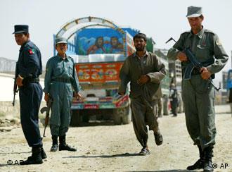 لاری های مواد تجاری افغانستان داخل رفت و آمد کرده می توانند