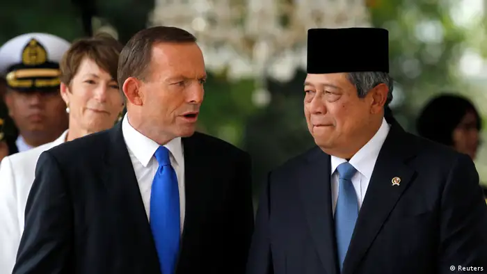 Australia's Prime Minister Tony Abbott (front L) talks to Indonesia's President Susilo Bambang Yudhoyono at the Presidential Palace in Jakarta September 30, 2013. Abbott is on a two-day visit to Indonesia. REUTERS/Beawiharta (INDONESIA - Tags: POLITICS)