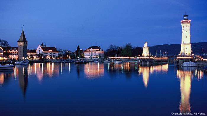 Deutschland Leuchtturm in Lindau Blick auf den Hafen bei Nacht