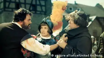 Paul Esser (re.) in dem Film Herrliche Zeiten im Spessart mit Liselotte Pulver und Harald Leipnitz (1967)