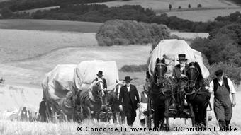 Filmstill: Bauern verlassen mit Planwagen ihr Dorf im Hunsrück (Foto: Concorde Filmverleih 2013/Christian Lüdeke)