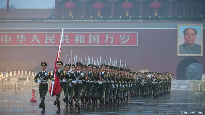 Bildnummer: 60547393 Datum: 01.10.2013 Copyright: imago/Xinhua (131001) -- BEIJING, Oct. 1, 2013 (Xinhua) -- Soldiers attend the flag-raising ceremony in rain in Beijing, capital of China, Oct. 1, 2013, also the National Day. About 110,000 gathered at the Tian anmen Square attending the flag-raising ceremony on Tuesday, which marked the 64th anniversary of the founding of the People s Republic of China. (Xinhua/Zhang Yu) (mp) CHINA-BEIJING-NATIONAL DAY-FLAG RAISING (CN) PUBLICATIONxNOTxINxCHN Gesellschaft Nationalfeiertag China xdp x0x 2013 quer premiumd 60547393 Date 01 10 2013 Copyright Imago XINHUA Beijing OCT 1 2013 XINHUA Soldiers attend The Flag Raising Ceremony in Rain in Beijing Capital of China OCT 1 2013 Thus The National Day About 110 000 gathered AT The Tian anmen Square attending The Flag Raising Ceremony ON Tuesday Which marked The 64th Anniversary of The Founding of The Celebrities S Republic of China XINHUA Zhang Yu MP China Beijing National Day Flag Raising CN PUBLICATIONxNOTxINxCHN Society National Day China XDP x0x 2013 horizontal premiumd