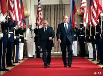 普京（图左）与布什在华盛顿白宫