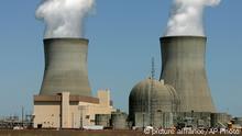 FILE - In this April 28, 2010 file photo, steam rises from the cooling towers of nuclear reactors at Plant Vogtle, in Waynesboro, Ga. Atlanta Tea Party members say they will intensify efforts to challenge Southern Co. subsidiary Georgia Power over its reluctance to increase solar energy use and the ballooning costs of building a nuclear power plant southeast of Augusta. (AP Photo/Mary Ann Chastain, File) Haushaltskrise, Shutdown