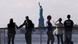 Pessoas em frente À estátua da liberdade Pessoas em frente À estátua da liberdade