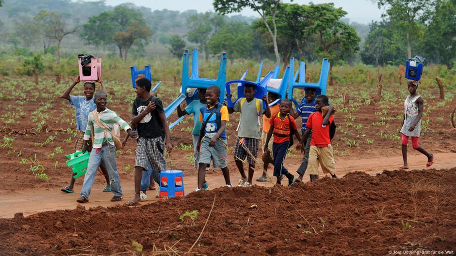 Angola: Students and teachers up pressure on government  DW  09/11/2025